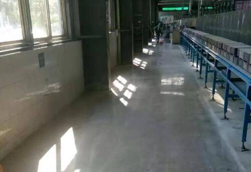 裝甲地坪地坪和環(huán)氧地坪差別有多大？十堰固化拋光裝甲地坪如何施工？